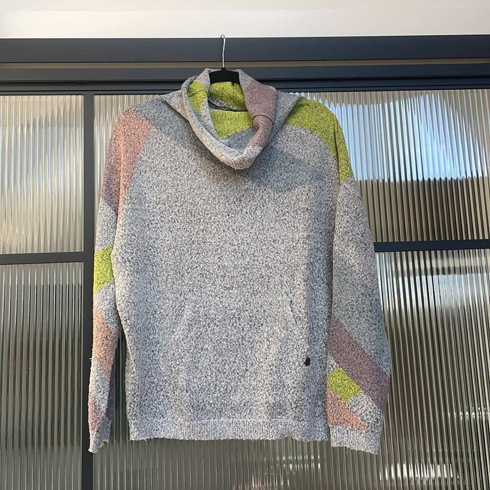 Prana Cowl neck pullover in grey/lavender geometric pattern